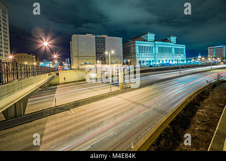 Milawaukee Wisconsin City Skyline bei Nacht Stockfoto