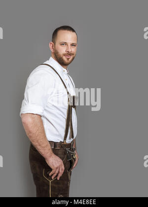 Mann in bayerischen traditionelle Outfit für das Oktoberfest Stockfoto