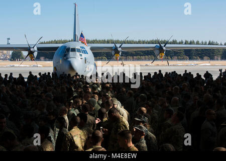 Flieger mit den 374. Airlift Squadron und japanische Luft Self Defense Force warten und warten Sie auf die Ankunft von Vizepräsident Michael Pence, bevor eine Truppe sprechen, Feb 8, 2018 at Yokota Air Base, Japan. Der Vizepräsident hat eine Truppe sprechen sie mit US-amerikanischen und japanischen militärischen Mitglieder aus seiner Tour der Indo-Asia pazifischen Region zu starten. (U.S. Air Force Stockfoto