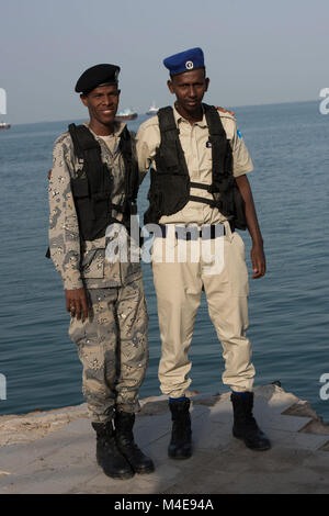 Hafen von Dschibuti (Feb. 5, 2018) die Mitglieder des Dschibuti Küstenwache und Somalischen maritime Polizei posieren für ein Stockfoto