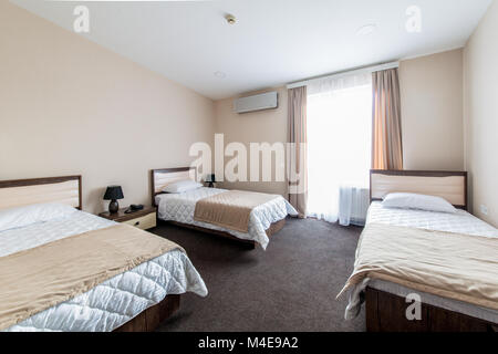 Dreibettzimmer im modernen hotel Stockfoto