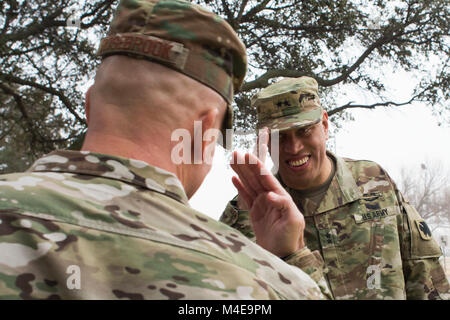 Chief Master Sgt. Stephen L. Hesterman, command Chief Master Sergeant der 137 Special Operations Wing, begrüßt Oklahoma neu ernannten Adjutant General Generalmajor Michael Thompson an die 137 SOW am Willerogers Air National Guard Base in Oklahoma City, 14.02.2018. Thompson besuchte mit Flieger, tourte und sprach mit pensionierten Flieger während eines Zustandes der Präsentation. (U.S. Air National Guard Stockfoto