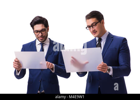 Zwei Geschäftsleute mit virtuellen Tabletten isoliert auf weiss Stockfoto