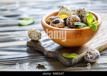 Wachtel Eier und Eigelb in der Shell. Stockfoto