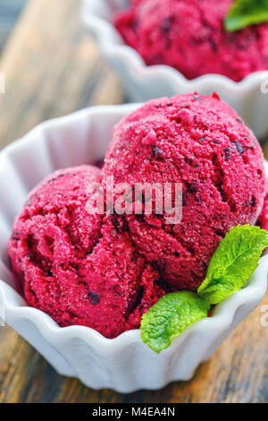 Hausgemachte berry Eis in eine weiße Keramik Tasse. Stockfoto