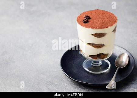 Tiramisu, traditionelle italienische Dessert im Glas Stockfoto