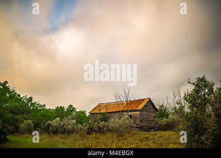 Abgebrochene Blockhaus Haus tiefe Wälder in Texas Stockfoto