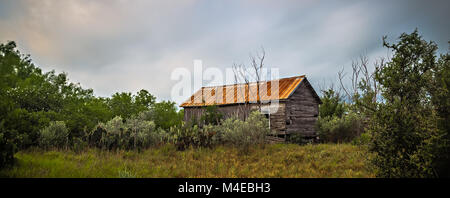 Abgebrochene Blockhaus Haus tiefe Wälder in Texas Stockfoto