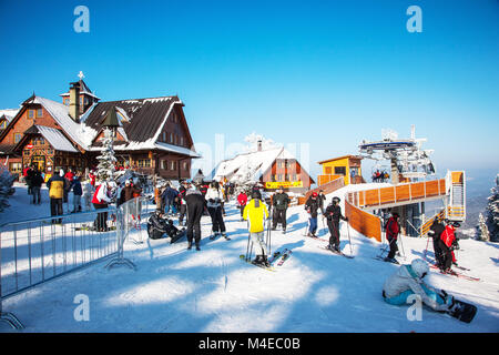 Skifahrer in hellen Jacken sind die Vorbereitung auf die Skier zu steigen Stockfoto