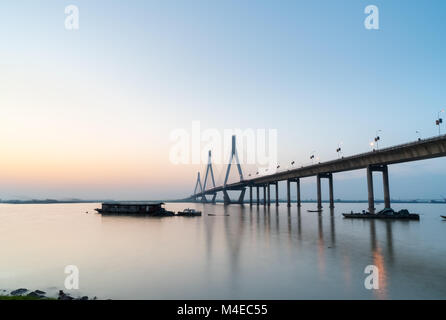 Dongting Lake Bridge im Sonnenuntergang Stockfoto