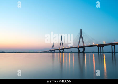 Dongting Lake Bridge im Sonnenuntergang Stockfoto