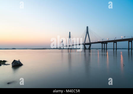 Dongting Lake Bridge im Sonnenuntergang Stockfoto