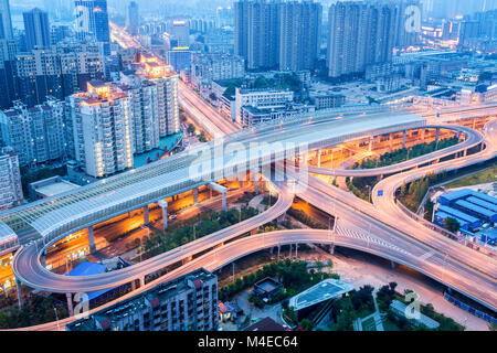 Wuhan City interchange closeup in Nightfall Stockfoto