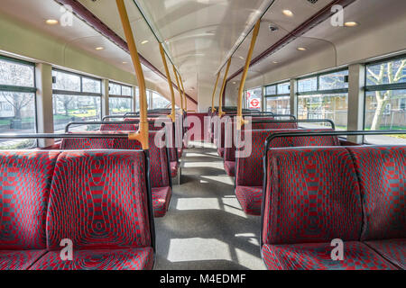 Leere Sitze in Double Decker Bus Stockfoto