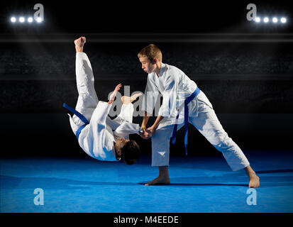 Jungs martial arts Kämpfer in der Sporthalle Stockfoto