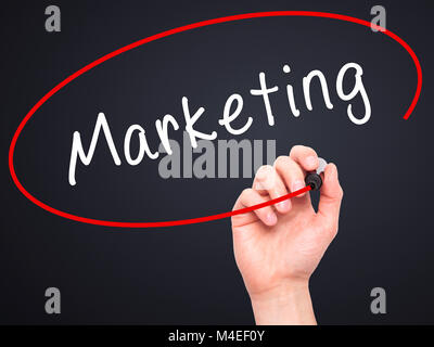 Mann Hand schreiben Marketing mit schwarzem Marker auf visuelle Bildschirm Stockfoto