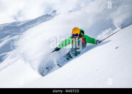 Mann beim Skifahren im Pulverschnee, Kitzsteinhorn, Salzburg, Österreich Stockfoto
