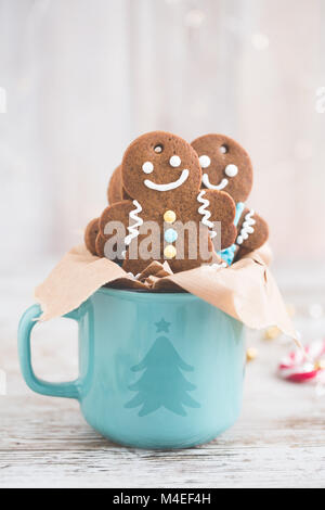 Gingerbread man Cookies in einem Weihnachten Becher Stockfoto