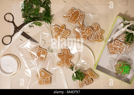 Gingerbread cookies als Weihnachtsgeschenke eingewickelt zu werden, Stockfoto