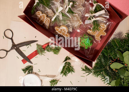 Gingerbread cookies als Weihnachtsgeschenke eingewickelt zu werden, Stockfoto