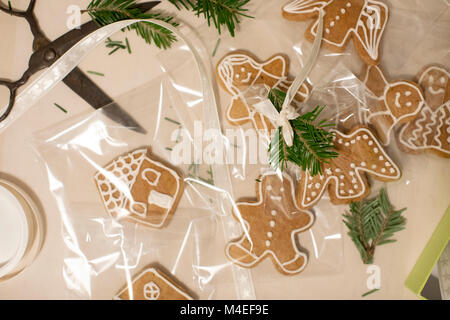 Gingerbread cookies als Weihnachtsgeschenke eingewickelt zu werden, Stockfoto