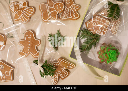 Gingerbread cookies als Weihnachtsgeschenke eingewickelt zu werden, Stockfoto