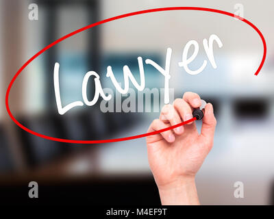 Mann Hand schreiben Rechtsanwalt mit schwarzem Marker auf visuelle Bildschirm Stockfoto