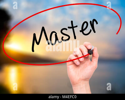 Mann Hand schreiben Master mit schwarzem Marker auf visuelle Bildschirm Stockfoto