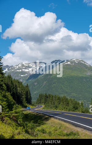 Auto fahren entlang Bergstraße, Norwegen Stockfoto