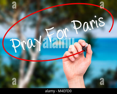 Hand Beten für Paris mit Marker auf visuelle Bildschirm Stockfoto