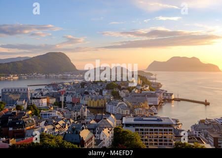 Stadtbild bei Sonnenuntergang, Alesund, Mehr Og Romsdal, Norwegen Stockfoto