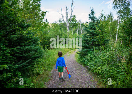 Junge entlang eine Wald Wanderweg Stockfoto