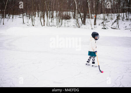 Mädchen spielen Eishockey Stockfoto