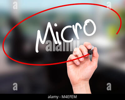Mann Hand schreiben Micro mit schwarzem Marker auf visuelle Bildschirm Stockfoto