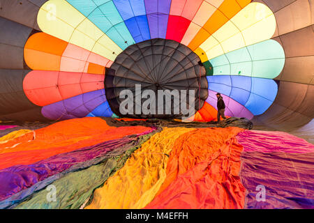 Der Mensch bereitet einem Heißluftballon zum Abheben Stockfoto