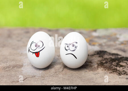 Wütend und schelmischen Gesichter auf den Eiern gezogen Stockfoto