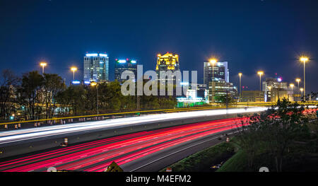 Birmingham Alabama Skyline der Stadt und den Highway Traffic Wanderwege Stockfoto