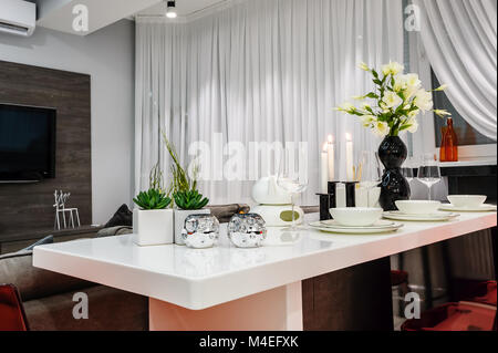 Modernes, weißes Ess-Set in Luxus Esszimmer Stockfoto