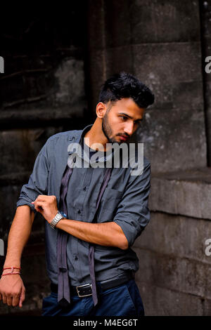 Junger Mann in formalen Shirt mit Ungebundener Black Tie, Pune, Maharashtra gekleidet. Stockfoto
