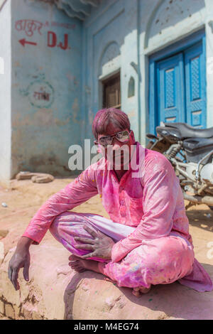 Barsana, Indien - 17. März 2016: Portrait eines nicht identifizierten Mann mit Gesicht mit Farben während des Holi Feier in Barsana, Uttar Pradesh, Indi verschmiert Stockfoto