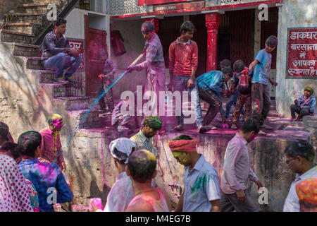 Barsana, Indien - 17. März 2016: hinduistische Gläubige feiern Lathmar Holi in Barsana Dorf, Uttar Pradesh, Indien. Stockfoto