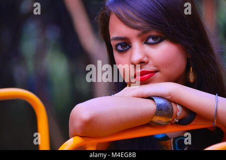 Junges Mädchen mit Kamera. Pune, Maharashtra. Stockfoto