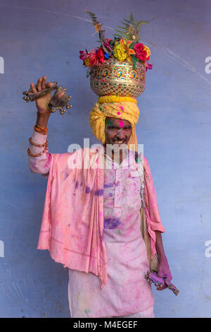 Nandgaon, Indien - 18. März 2016: Portrait eines nicht identifizierten Mann mit Gesicht mit Farben während des Holi Feier in Nandgaon, Uttar Pradesh verschmiert, In Stockfoto