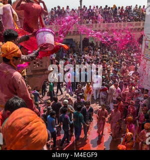 Nandgaon, Indien - 18. März 2016: Kinder feiern Holi in Nandgaon, Uttar Pradesh, Indien. Stockfoto