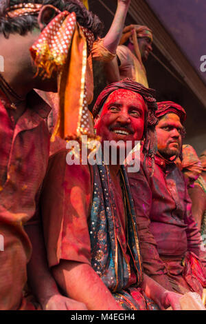 Nandgaon, Indien - 18. März 2016: Kinder feiern Holi in Nandgaon, Uttar Pradesh, Indien. Stockfoto