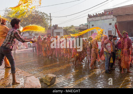 Nandgaon, Indien - 18. März 2016: Barsana Dorfbewohner zu Nandgaon Dorf kommen Lathmar Holi in Nandgaon, Uttar Pradesh, Indien zu feiern. Stockfoto