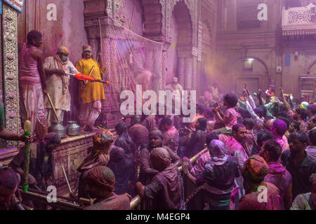 Vrindavan, Indien - März 20, 2016: Holi Feier in der hinduistischen Banke Bihare Tempel in Vrindavan, Uttar Pradesh, Indien. Stockfoto