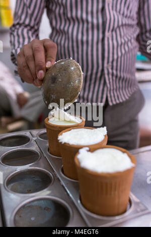 Indische beliebte Milch trinken Lassi aus Joghurt, Zucker und Wasser auf der Straße shop in Vrindavan, utar Pradesh, Indien verkauft. Stockfoto