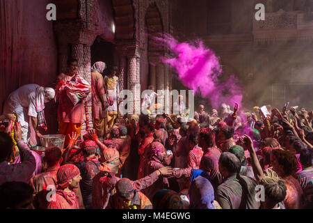 Vrindavan, Indien - 22. März 2016: Holi Feier in der hinduistischen Banke Bihare Tempel in Vrindavan, Uttar Pradesh, Indien. Stockfoto