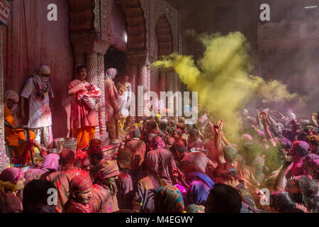 Vrindavan, Indien - 22. März 2016: Holi Feier in der hinduistischen Banke Bihare Tempel in Vrindavan, Uttar Pradesh, Indien. Stockfoto
